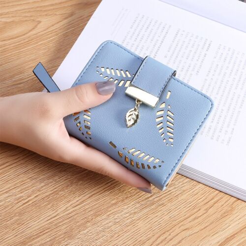 Schwarzes Damen Portemonnaie mit glänzendem goldenem Blattmotiv. Perfektes Accessoire für jede Frau.