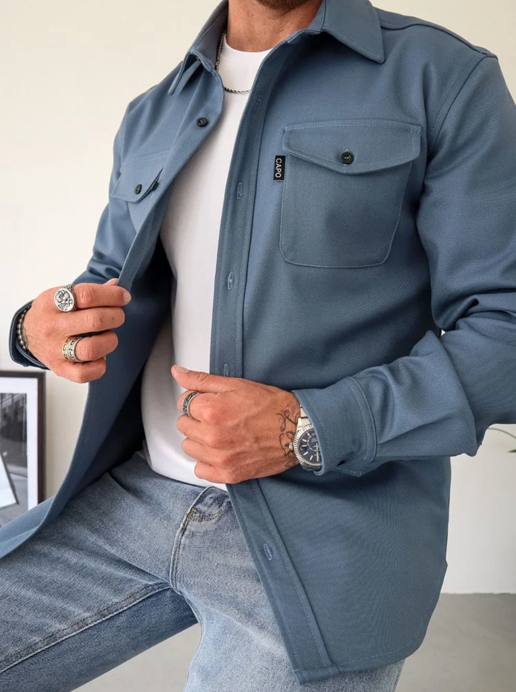 Modell trägt Herren Herbsthemd Rocco, ein klassisches Langarmhemd, ideal für stilvolle Business-Casual-Looks.