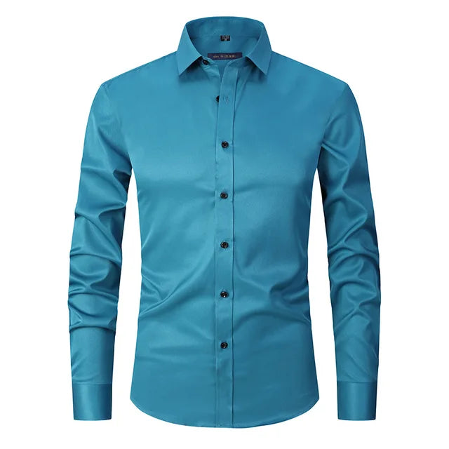 Modell in bequemem Herren Stretch-Hemd, knitterfrei, ideal für dynamische Business-Umgebungen.