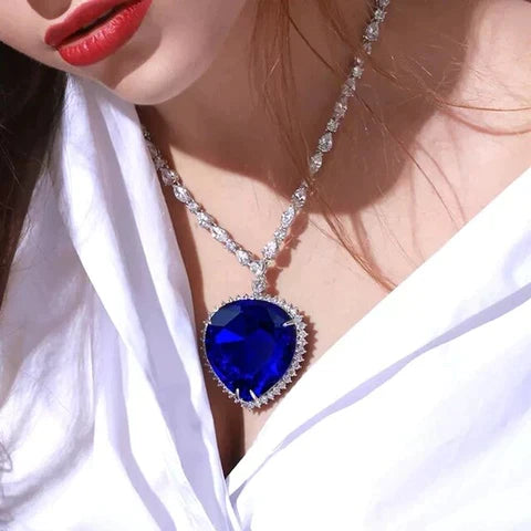 Funkelnde Damen Herz-Kette in Blau, aus Kristall und S925 Silber. Ideal für besondere Anlässe.
