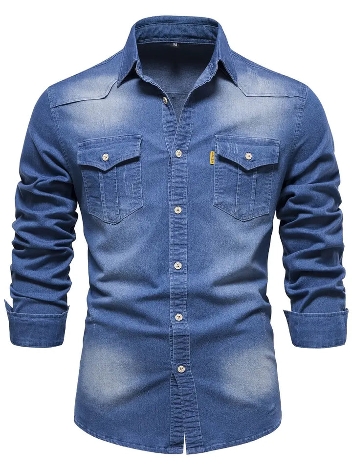 Stylisches Herrenhemd Slim Fit, getragen mit Jeans für eleganten Casual-Look.