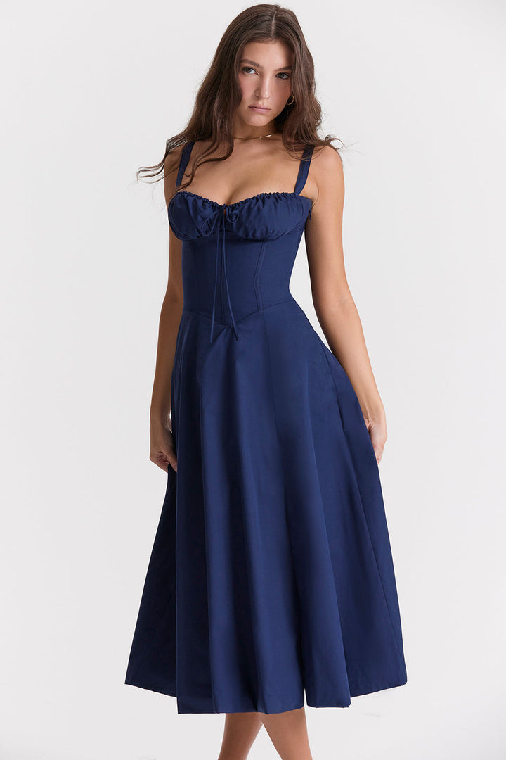 Damenkleid: Elegantes Bustierkleid mit floralem Muster. Tailliertes Design betont die Silhouette. Für modische Frauen.