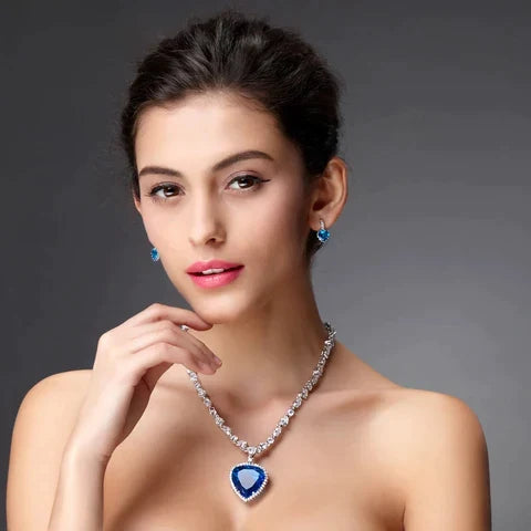 Blaue Herz-Halskette aus S925 Silber mit strahlendem Zirkonia-Kristall. Eleganter Schmuck für Damen.