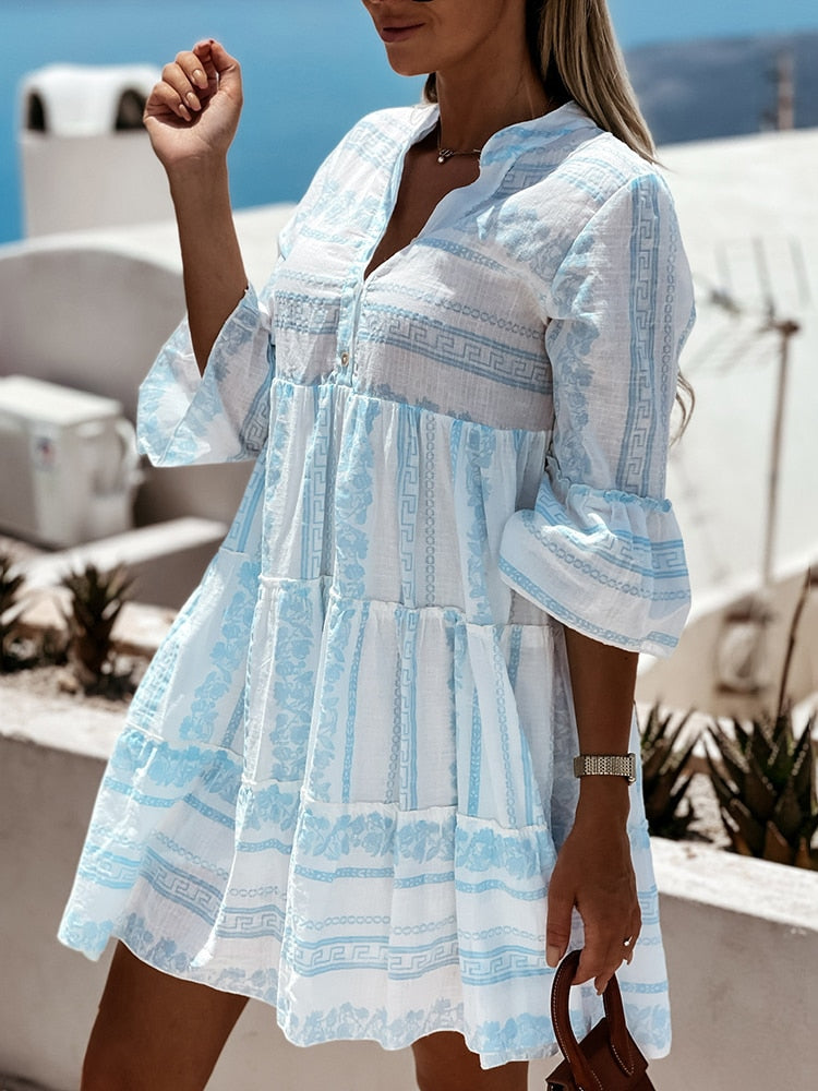 Stilvolles Strandkleid für Damen, ein luftiges Minikleid mit verspielten Rüschen.