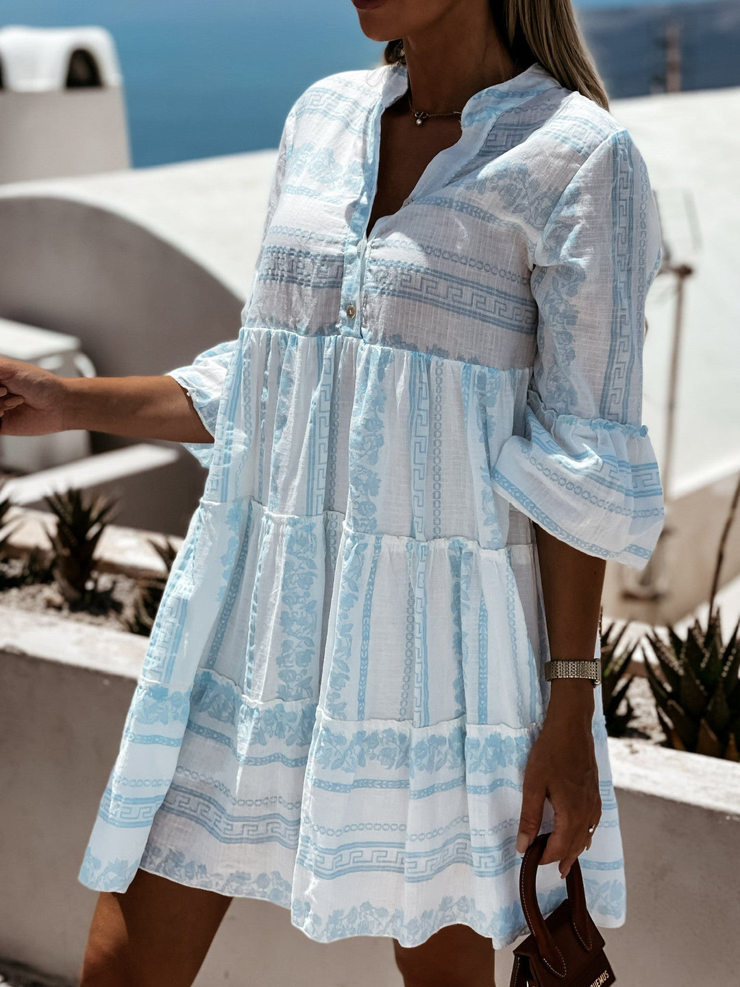 Sommerliches Freizeitkleid: luftiges Damen Minikleid mit Rüschen im Boho-Stil.