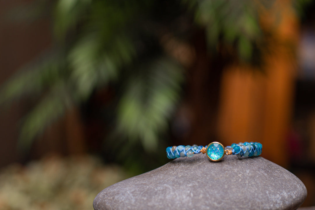 Inspirierendes Damenarmband mit blauem Opal. Spiritueller Damenschmuck aus blauem Quarz Edelstein, handgefertigt.