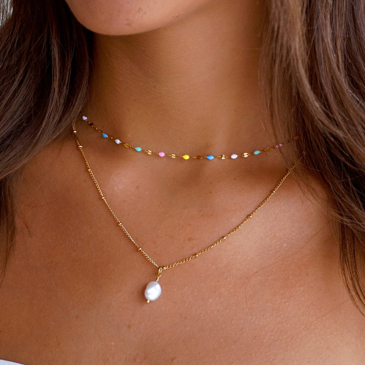 Edles goldenes Damen Schmuckset mit schillerndem Rainbow Choker und eleganter Süßwasserperlen-Halskette.