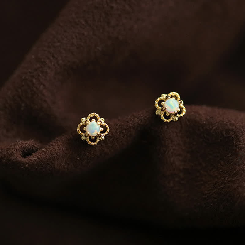 Damen Vintage Opal Ohrringe: Zarte quadratische Ohrstecker mit schimmerndem Opal, elegantes Gold-Finish.