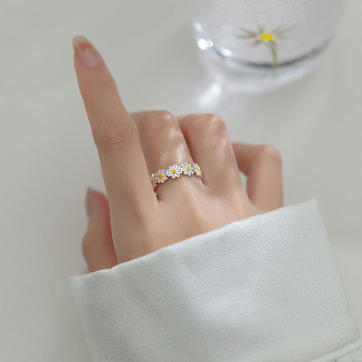 Verstellbarer Gänseblümchen-Ring aus 925er Silber, ideal als Damen-Schmuck. Florales Design für Frauen.