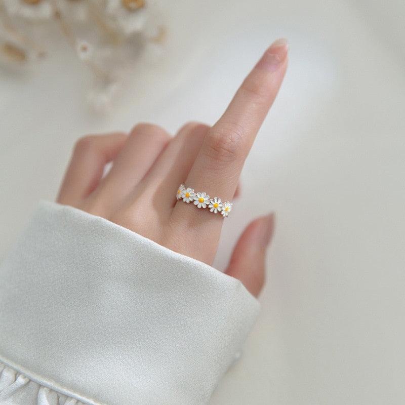 Zauberhafter Gänseblümchen-Ring für Damen aus 925er Silber. Symbolisiert Neubeginn, schönes Geschenk.