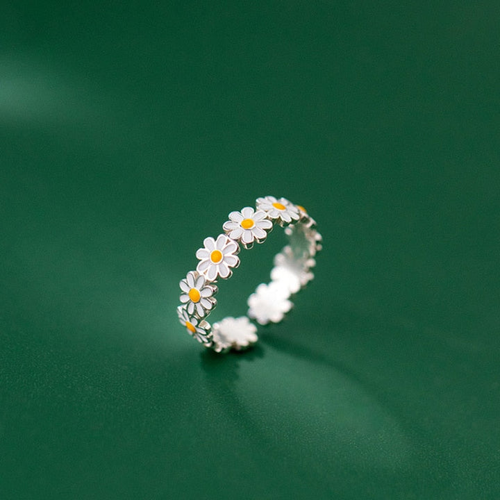 Nahaufnahme des Damen-Gänseblümchen-Rings aus 925er Silber. Detailreicher Blumenring, eleganter Schmuck.