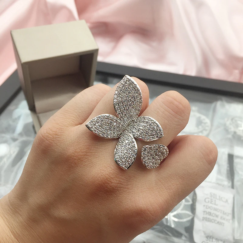 Femininer Silberring mit filigranem Blumen- & Blättermuster, verstellbar, perfekt für elegante Damen.