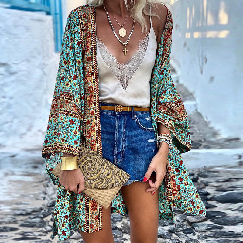 Lockerer Damen Kimono Cardigan im Boho-Stil, ideal als luftiges Oberteil für warme Frühlingstage und Urlaub.