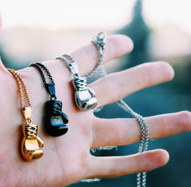 Detaillierte Herren Halskette mit Boxhandschuh-Anhänger, ausdrucksstarkes Schmuck-Accessoire für Männer.
