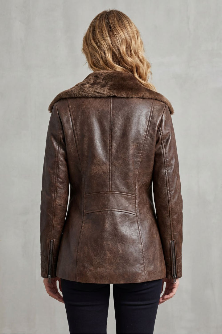 Figurbetonte, braune Damen Übergangsjacke. Eleganter Schnitt macht diese Alltagsjacke zur perfekten Herbst-Oberbekleidung.