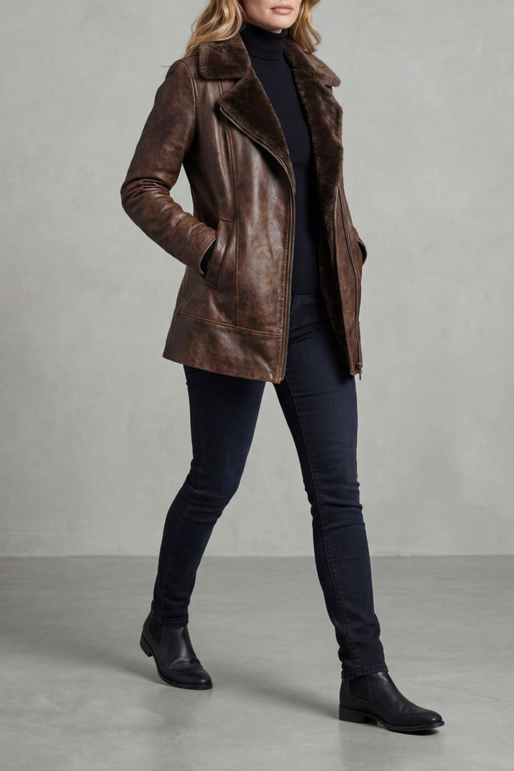 Elegante, braune Damenjacke für den Übergang. Vielseitige Oberbekleidung für Herbst & Winter. Figurbetont & schick.