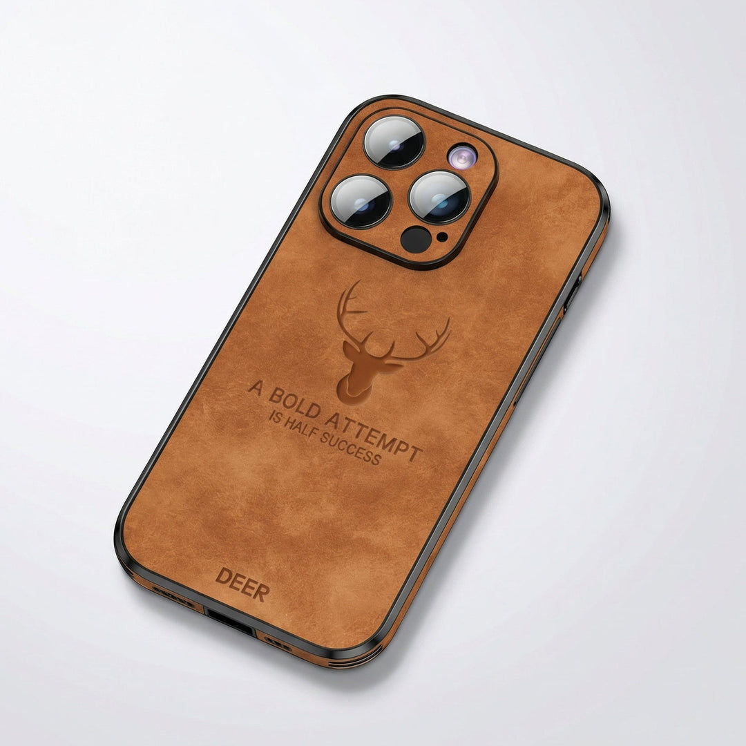 Braune iPhone Hülle in Lederoptik mit MagSafe und Stoßschutz, schlankes Design.