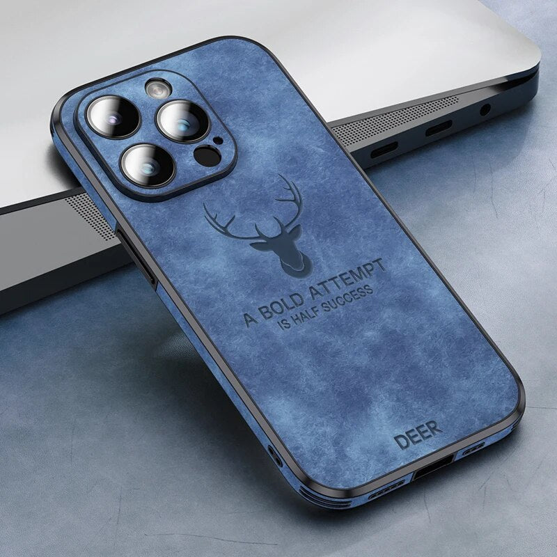 Schwarzes iPhone Lederoptik Case, passgenau, mit MagSafe-Halt und verstärktem Stoßschutz für Sicherheit.