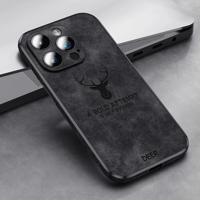 Braune iPhone Hülle in Lederoptik, MagSafe-kompatibel, schlankes Design, langlebiger Stoßschutz.