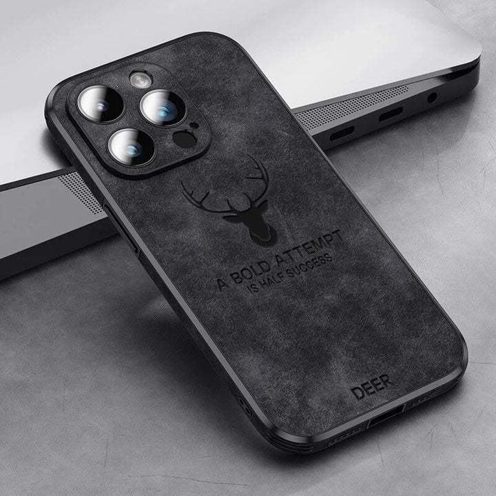 Braune iPhone Hülle in Lederoptik, MagSafe-kompatibel, schlankes Design, langlebiger Stoßschutz.