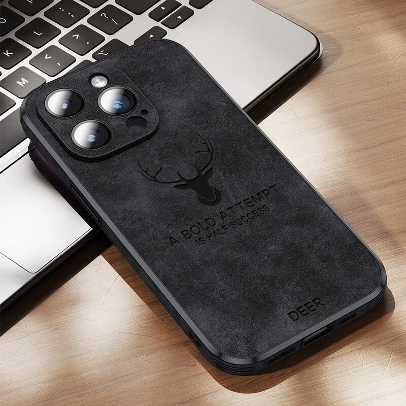 Schwarze Schutzhülle für iPhone, Lederoptik, MagSafe-kompatibel, robuster Stoßschutz, elegantes Zubehör.