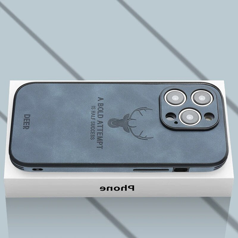 Hochwertiges iPhone Zubehör: braunes Case in Lederoptik, MagSafe, präziser Stoßschutz.