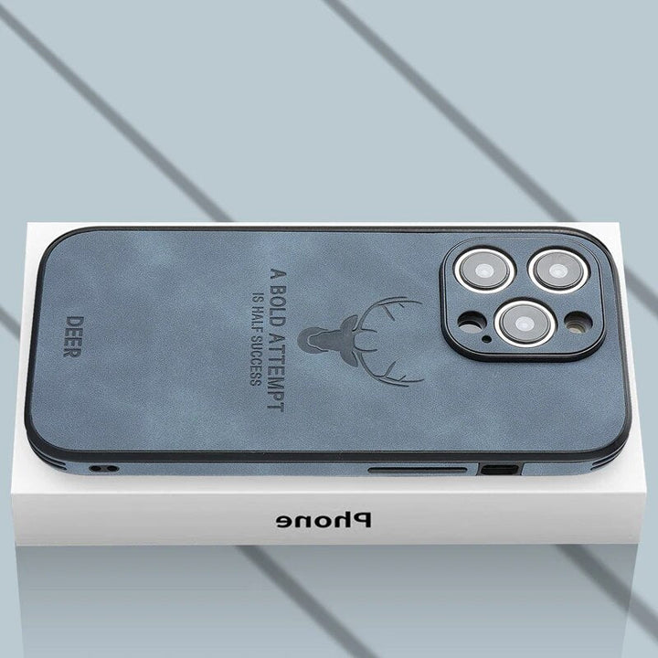 Hochwertiges iPhone Zubehör: braunes Case in Lederoptik, MagSafe, präziser Stoßschutz.