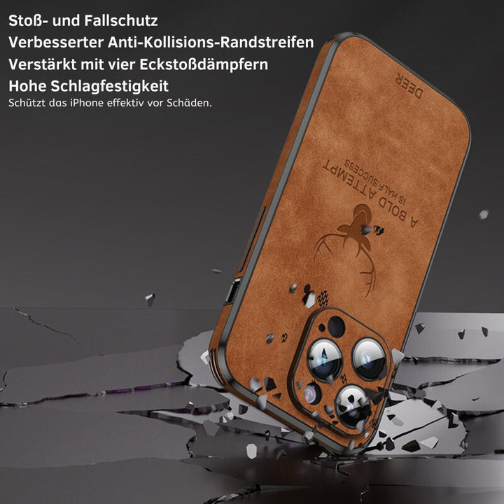 Detailansicht der braunen Lederoptik iPhone Hülle mit MagSafe-Ring und verstärktem Stoßschutz.