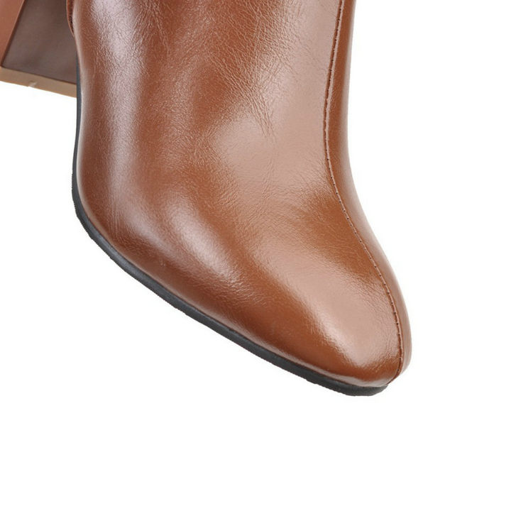 Braune Damen Stiefeletten mit Reißverschluss. Modische und bequeme Ganzjahresstiefel mit elegantem Blockabsatz.