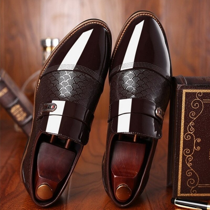 Hochglänzende Herren Businessschuhe mit Schnürung. Stilvolle, ganzjährige Komfortschuhe im italienischen Design.