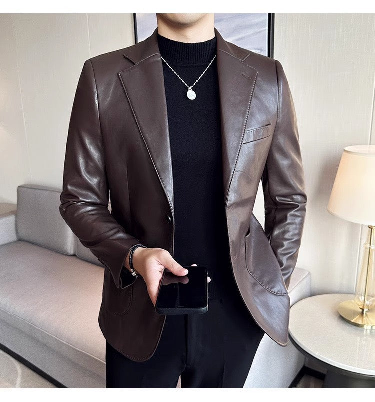 Detailaufnahme: Stofftextur des eleganten Herren Blazers. Hochwertiges Material für langlebige Herrenbekleidung.