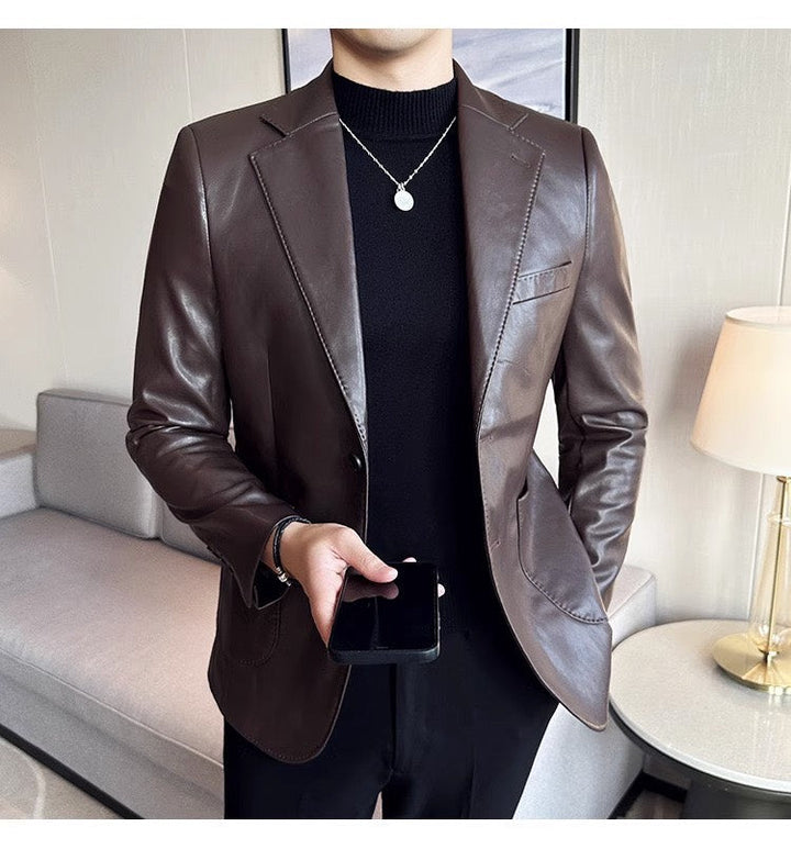 Detailaufnahme: Stofftextur des eleganten Herren Blazers. Hochwertiges Material für langlebige Herrenbekleidung.