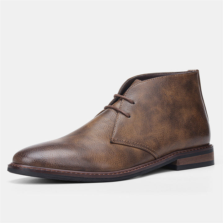 Braune Wildleder Desert Boots für Herren, zeitlos im Vintage Stil, ideal für Komfort und Eleganz.