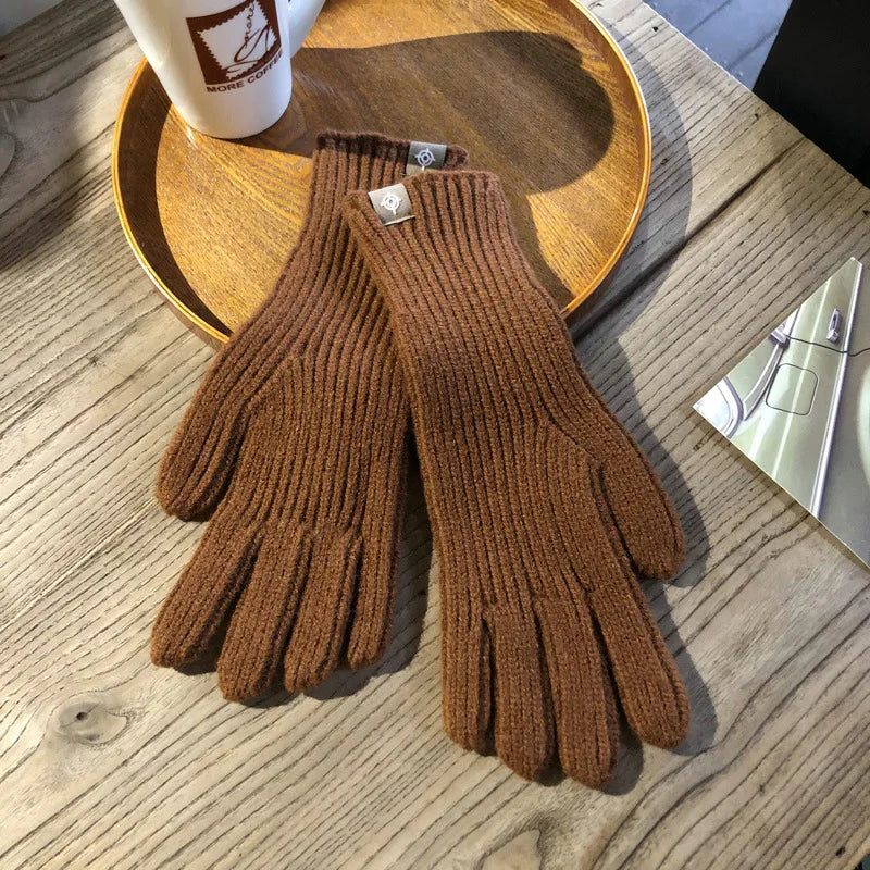 Nahaufnahme: Elegante Damen Strickhandschuhe in schickem Muster. Warm, modisch & Touchscreen-fähig.