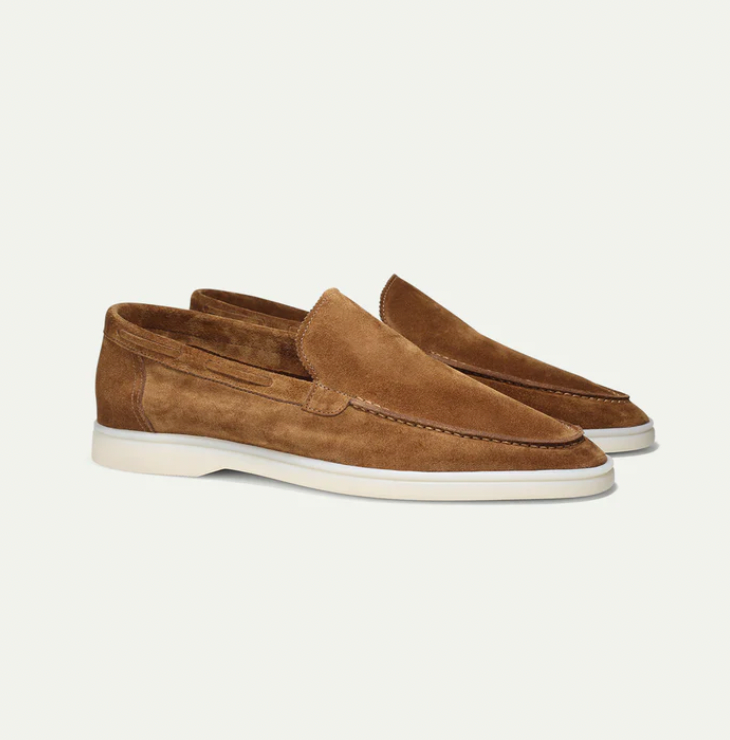 Handgefertigte Herren Luxus-Loafer in Wildleder, zeigen exquisite Verarbeitung & sind bequem für Herbst & Frühling.