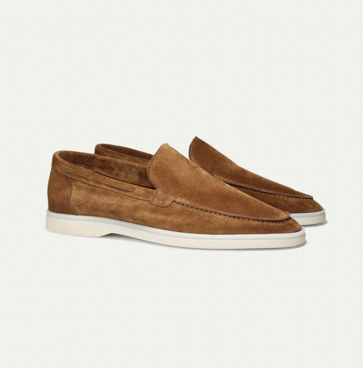Handgefertigte Herren Luxus-Loafer in Wildleder, zeigen exquisite Verarbeitung & sind bequem für Herbst & Frühling.