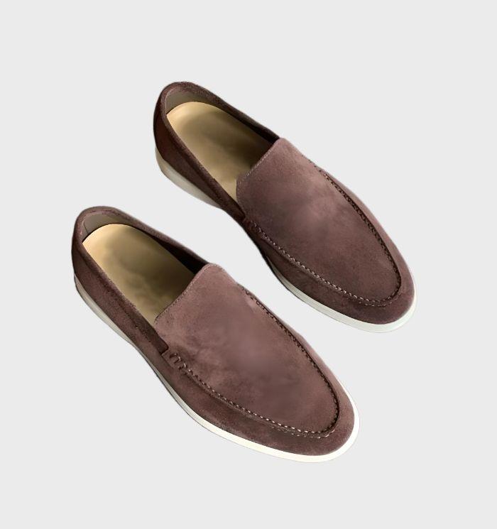 Herren Loafer Milo in Khaki. Bequeme & elegante Slipper aus Wildleder. Perfekte Frühlings- und Sommerschuhe für Männer.