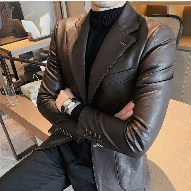 Klassischer Herren Blazer, vielseitig kombinierbar für einen stilvollen Auftritt im Büro oder in der Freizeit.