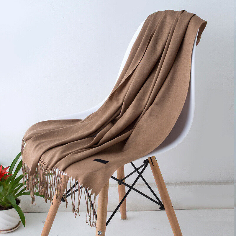 Kuscheliger und modischer Unisex Winterschal mit eleganten Fransen, perfekt für stilvolle Wärme.