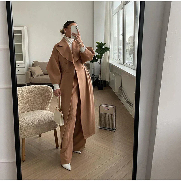 Femininer Langmantel für Damen, elegant und gemütlich an kalten Herbst- & Wintertagen.