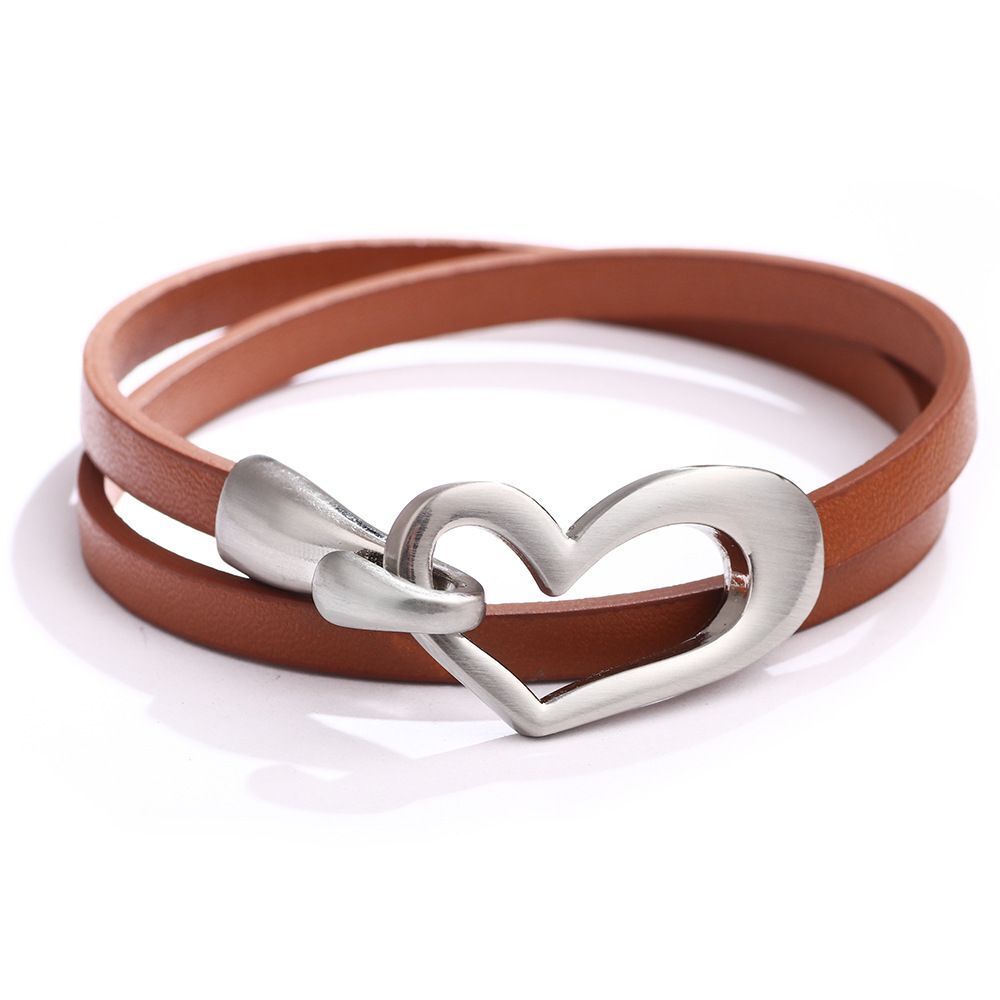 Elegantes Wickelarmband aus Leder für Damen mit minimalistischem Herz-Anhänger, ideale Geschenkidee.