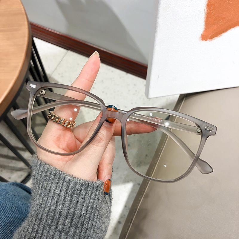 Trendige Unisex Dioptrienbrille mit Blaulichtfilter, ideal als Augenschutz & Sehhilfe.