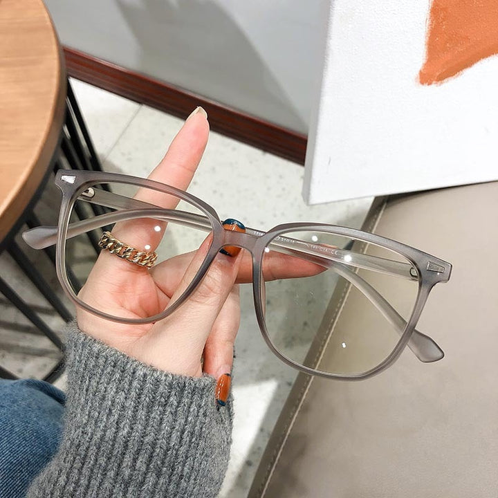 Trendige Unisex Dioptrienbrille mit Blaulichtfilter, ideal als Augenschutz & Sehhilfe.
