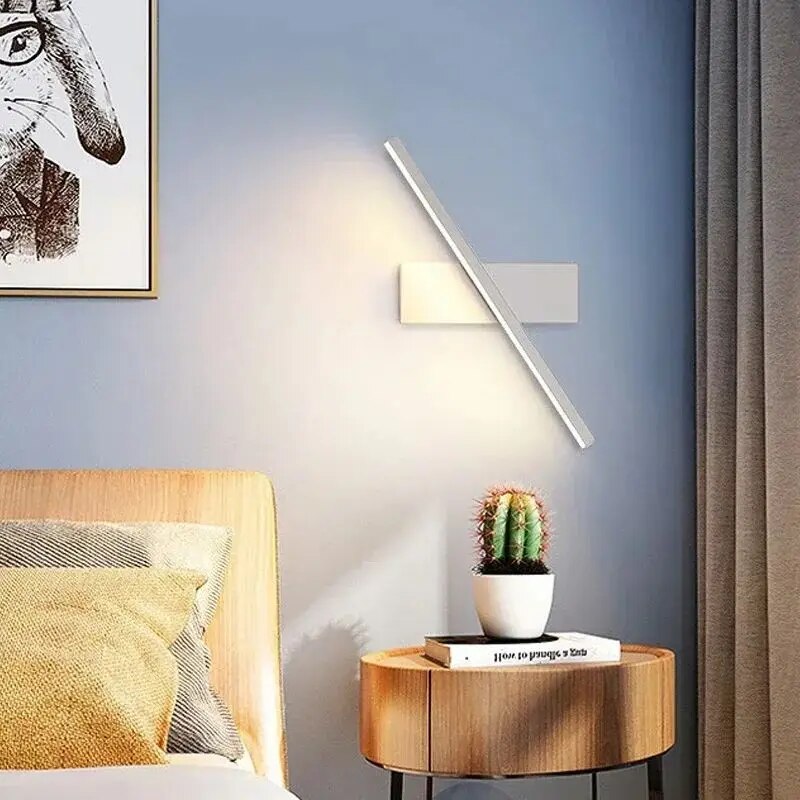 Elegante drehbare LED-Wandleuchte für Wohnzimmer & Schlafzimmer. Modernes Design schafft warme Ambientebeleuchtung.