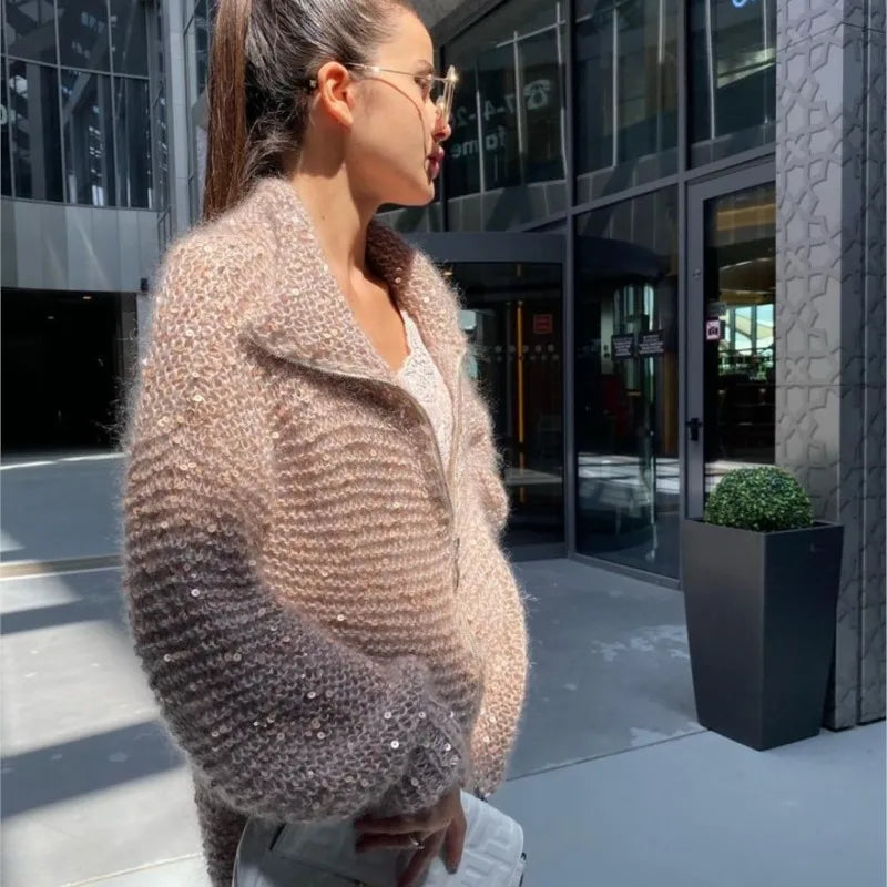 Glitzerstrickjacke für Damen, warme Herbstmode mit einem Hauch von Eleganz.