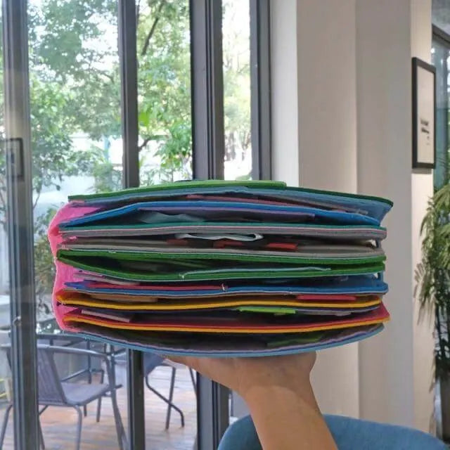 Buntes Kinder-Abenteuerbuch aus Filz, pädagogisch wertvoll, fördert die kreative Entwicklung bei Kleinkindern.