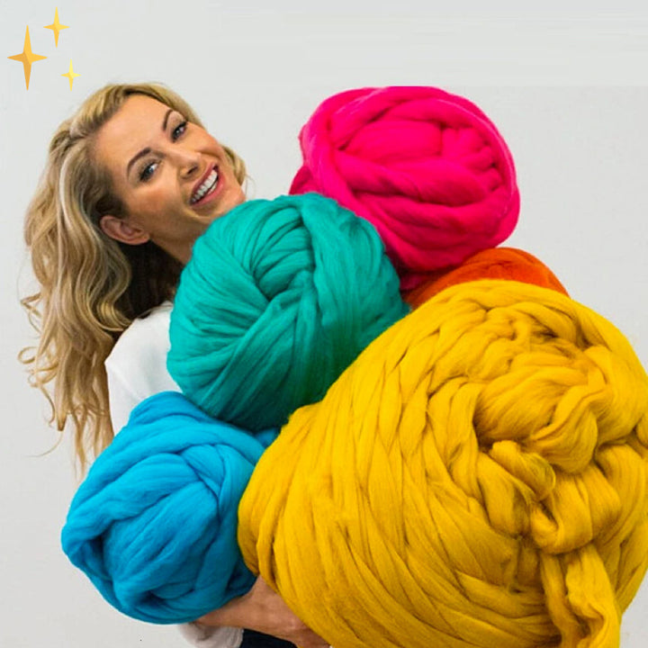 XL Wollgarn auf einem Sofa für DIY Handarbeit. Dickes, weiches Garn für kuschelige Decken, Kissen & kreative Deko-Projekte.