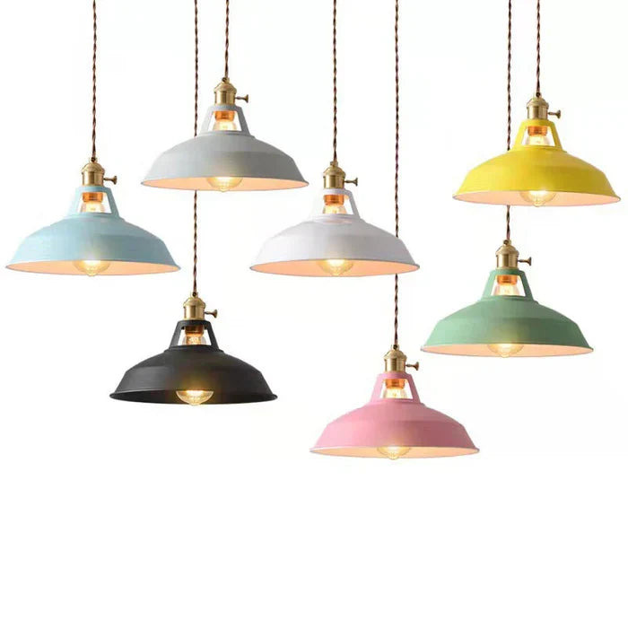 Stilvolle industrielle Esszimmerlampe, Vintage-Look, robuste Metallkonstruktion.