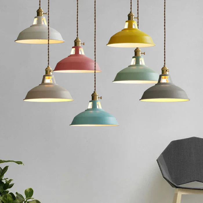 Industrielle Metalllampe, Pendelleuchte im Vintage-Look, perfekt für Gastronomie.