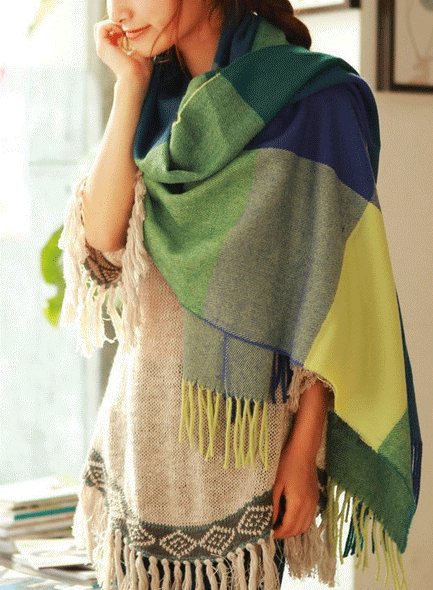 Warmer Damenschal mit Rautenmuster, ideal als stilvolles Modeaccessoire für Herbst und Winter.